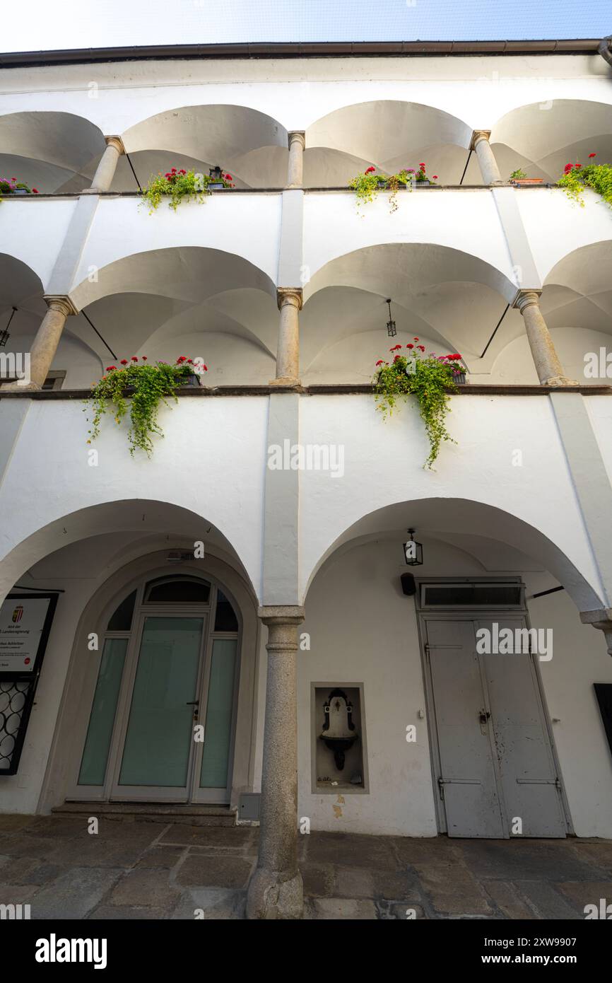 Linz, Österreich. August 2024. Außenansicht der Blumen auf dem Balkon in einem typischen Innenhof zwischen alten Gebäuden im Stadtzentrum Stockfoto Linz, Österreich. August 2024. Außenansicht der Blumen auf dem Balkon in einem typischen Innenhof zwischen alten Gebäuden im Stadtzentrum Stockfoto