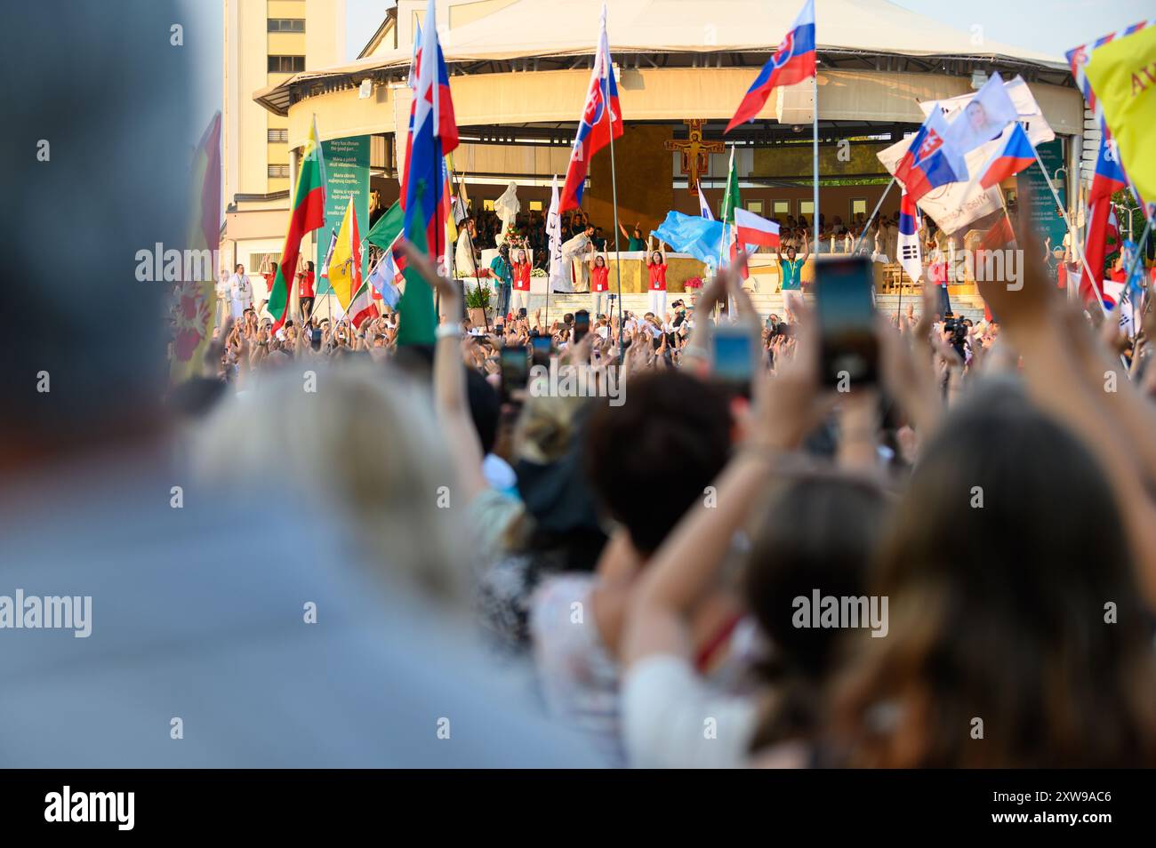 Jugendliche tanzen zu christlichen Liedern beim Mladifest 2024, dem jährlichen Jugendfest in Medjugorje. Stockfoto