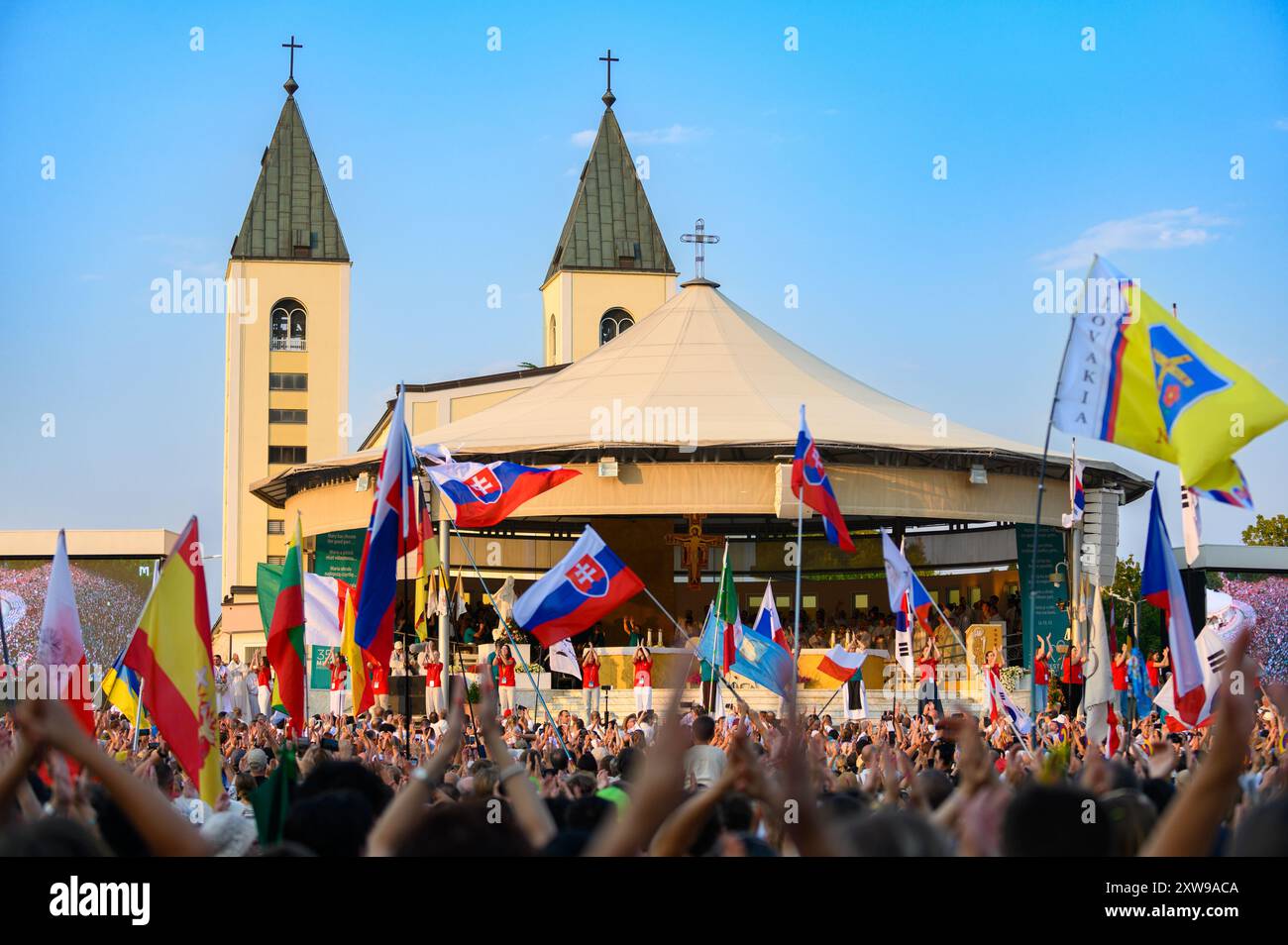 Jugendliche tanzen zu christlichen Liedern beim Mladifest 2024, dem jährlichen Jugendfest in Medjugorje. Stockfoto