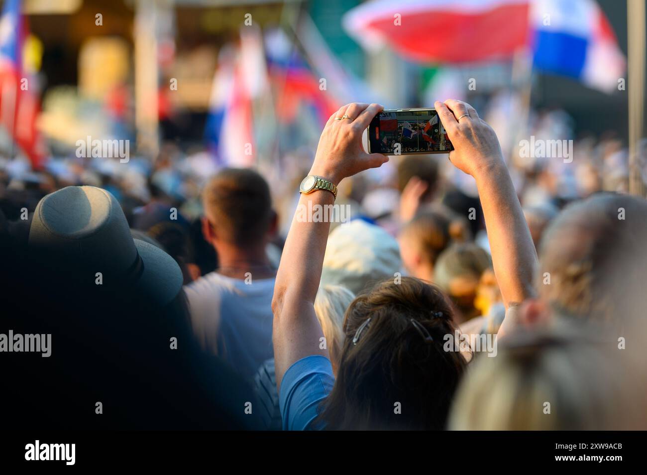 Eine Frau, die ein Video mit ihrem Handy beim Mladifest 2024 aufnimmt, dem jährlichen Jugendfest in Medjugorje. Stockfoto