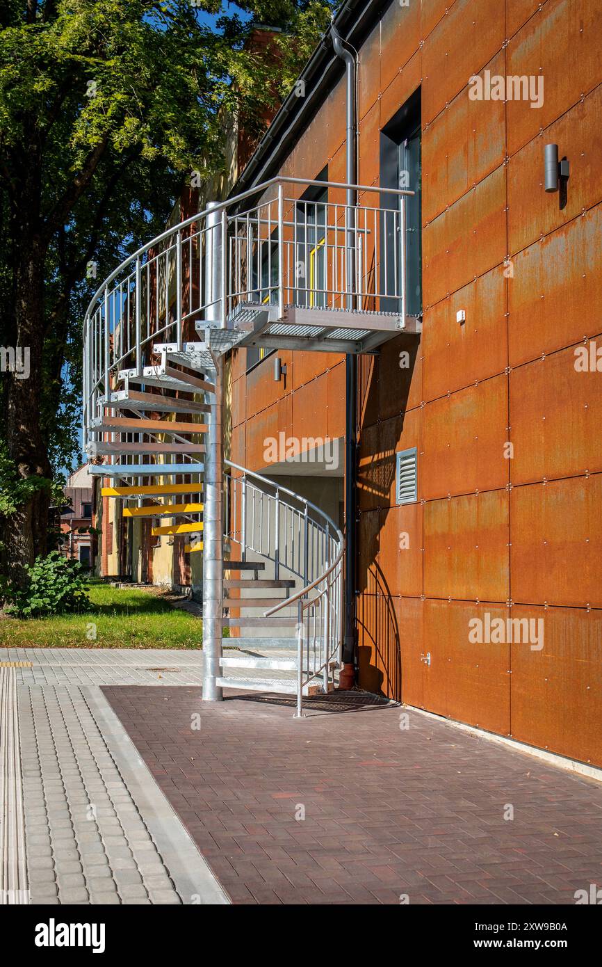 Runde Wendeltreppe und moderne Design-Architektur mit Oberflächenplatten mit Rostmuster. Stockfoto