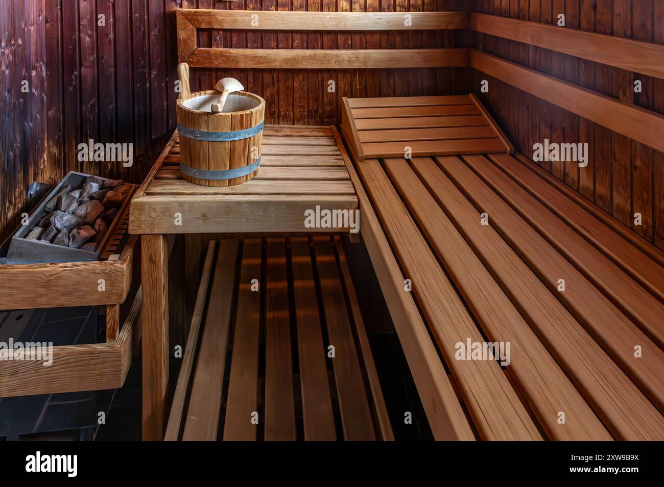 Sauna Spa. Sitzplatz im Saunabereich. Sauna mit Steinheizung für gute Gesundheit. Stockfoto