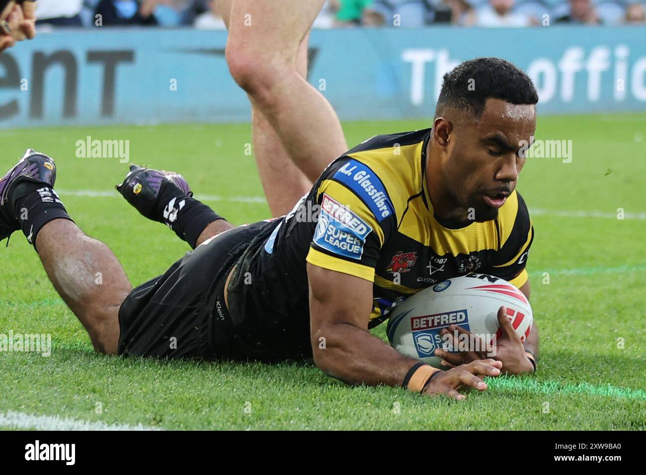 Leeds, Großbritannien. August 2024. Elland Road, Leeds, West Yorkshire, 18. August 2024. Betfred Super League - Magic Weekend Huddersfield Giants gegen Castleford Tigers Jason Qareqare von Castleford Tigers erzielt seinen zweiten Versuch gegen Huddersfield Giants Credit: Touchlinepics/Alamy Live News Stockfoto