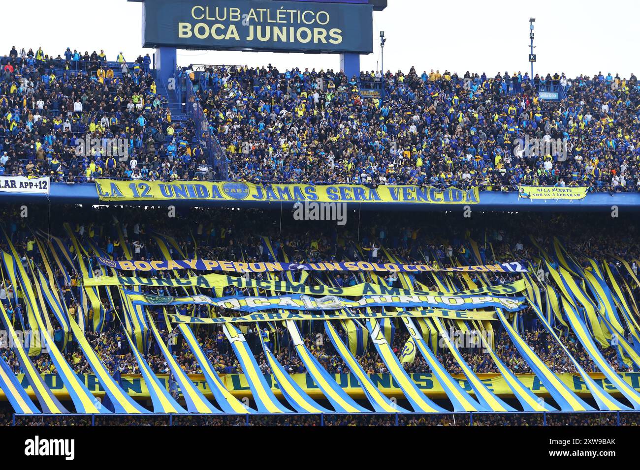 Die Fans Der Boca Juniors Jubeln Ihr Team Beim Argentine Professional Die Fans Der Boca Juniors Jubeln Ihr Team Beim Argentine Professional