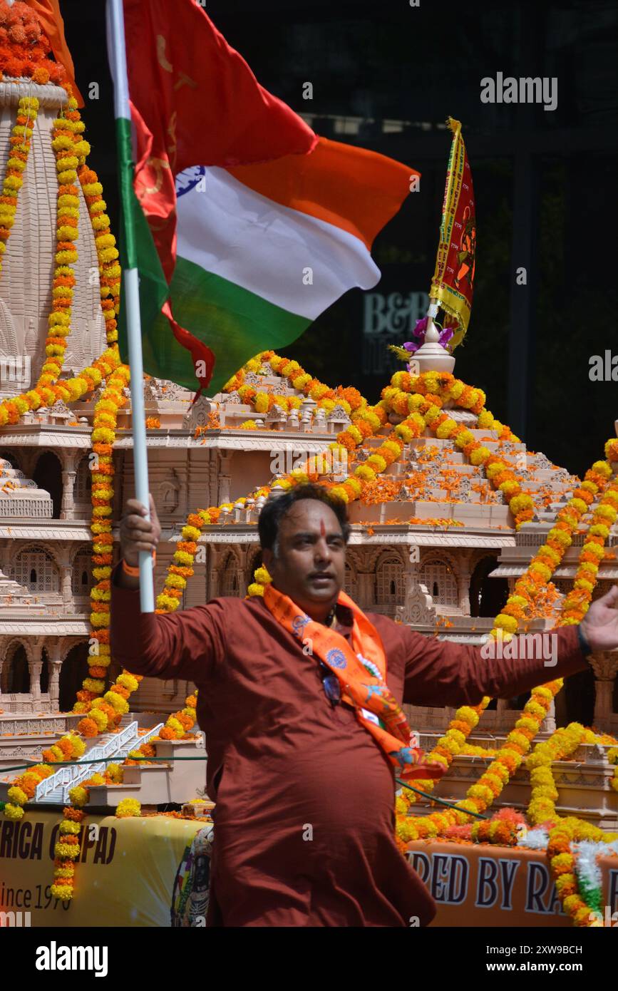 Mann marschiert vor dem RAM Mandir-Wagen bei der jährlichen India Day Parade in New York City. Stockfoto