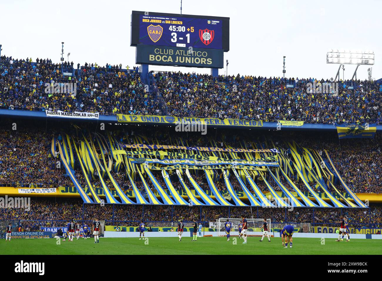 Die Fans der Boca Juniors jubeln ihr Team beim Argentine Professional Football League Turnier 2024 gegen San Lorenzo im La Bombonera Stadion in Buenos Aires am 18. August 2024 an. Stockfoto