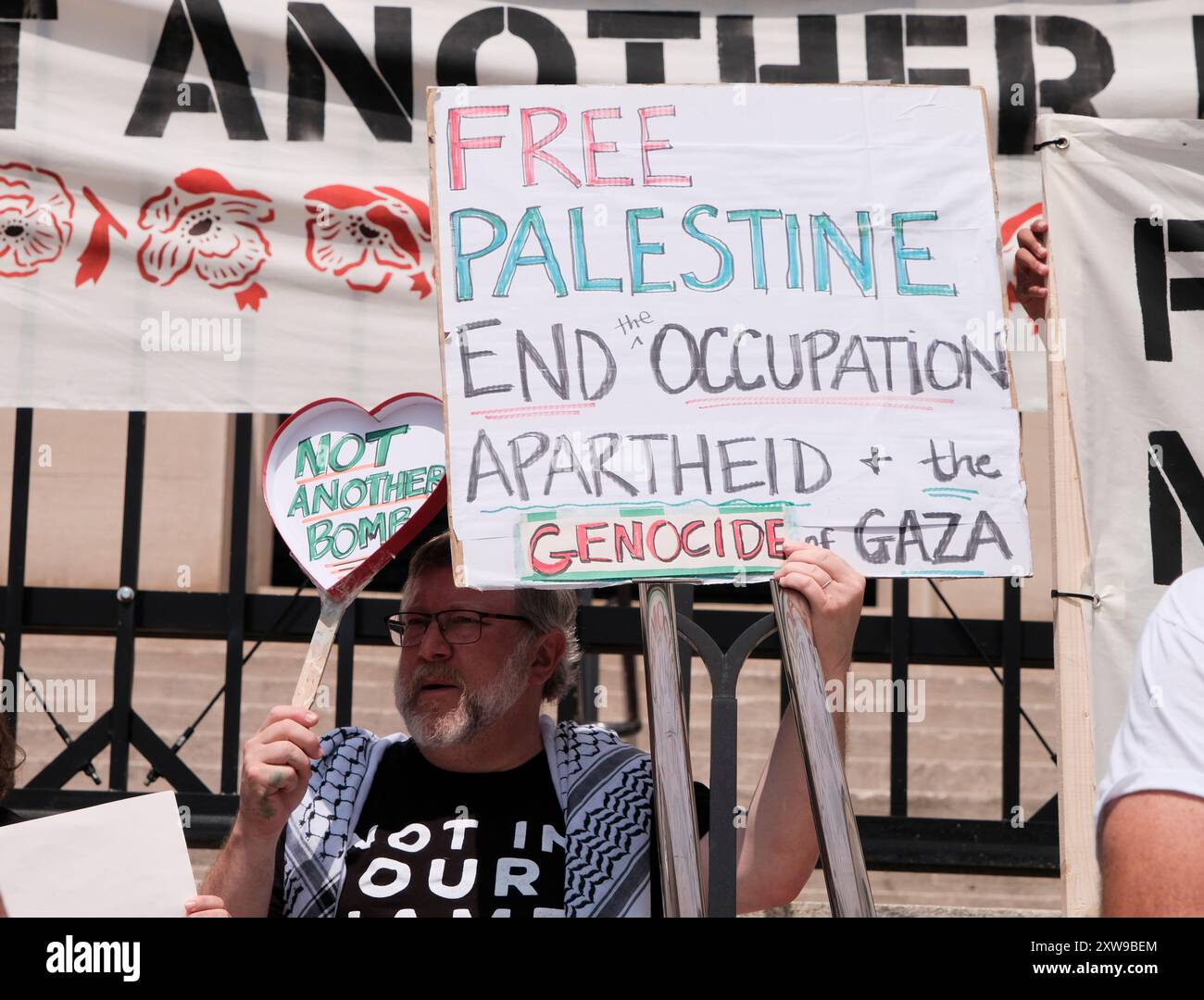 18. August 2024: Bei einem Protest in Atlanta wird ein Schild ausgestellt, das besagt, dass DAS FREIE PALÄSTINA DIE BESATZUNG BEENDET, DIE APARTHEID UND DER VÖLKERMORD AN GAZA. (Kreditbild: © John Arthur Brown/ZUMA Press Wire) NUR REDAKTIONELLE VERWENDUNG! Nicht für kommerzielle ZWECKE! Stockfoto