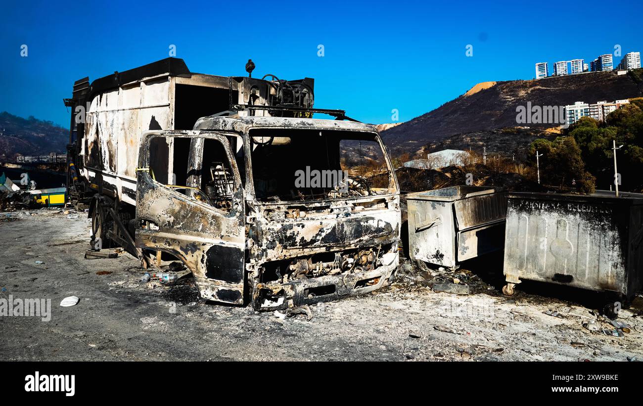 Das am 15. August auf dem Yamanlar in Izmir ausgebrochene Waldfeuer breitete sich aufgrund des Windes über ein weites Gebiet aus. Der Brand betraf auch Wohn- und Industriebereiche. 17 Häuser wurden bei dem Brand verbrannt, 105 Häuser wurden evakuiert. 44 Arbeitsplätze wurden ebenfalls evakuiert. Der Brand, der die Evakuierung von 3 Stadtteilen verursachte, betraf eine Fläche von ​​approximately 1600 Hektar. Während es bei dem Feuer keinen Menschenleben gab, starben einige Tiere in den Dörfern. Das Waldfeuer in Izmir Yamanlar wurde unter Kontrolle gebracht und gelöscht. Stockfoto
