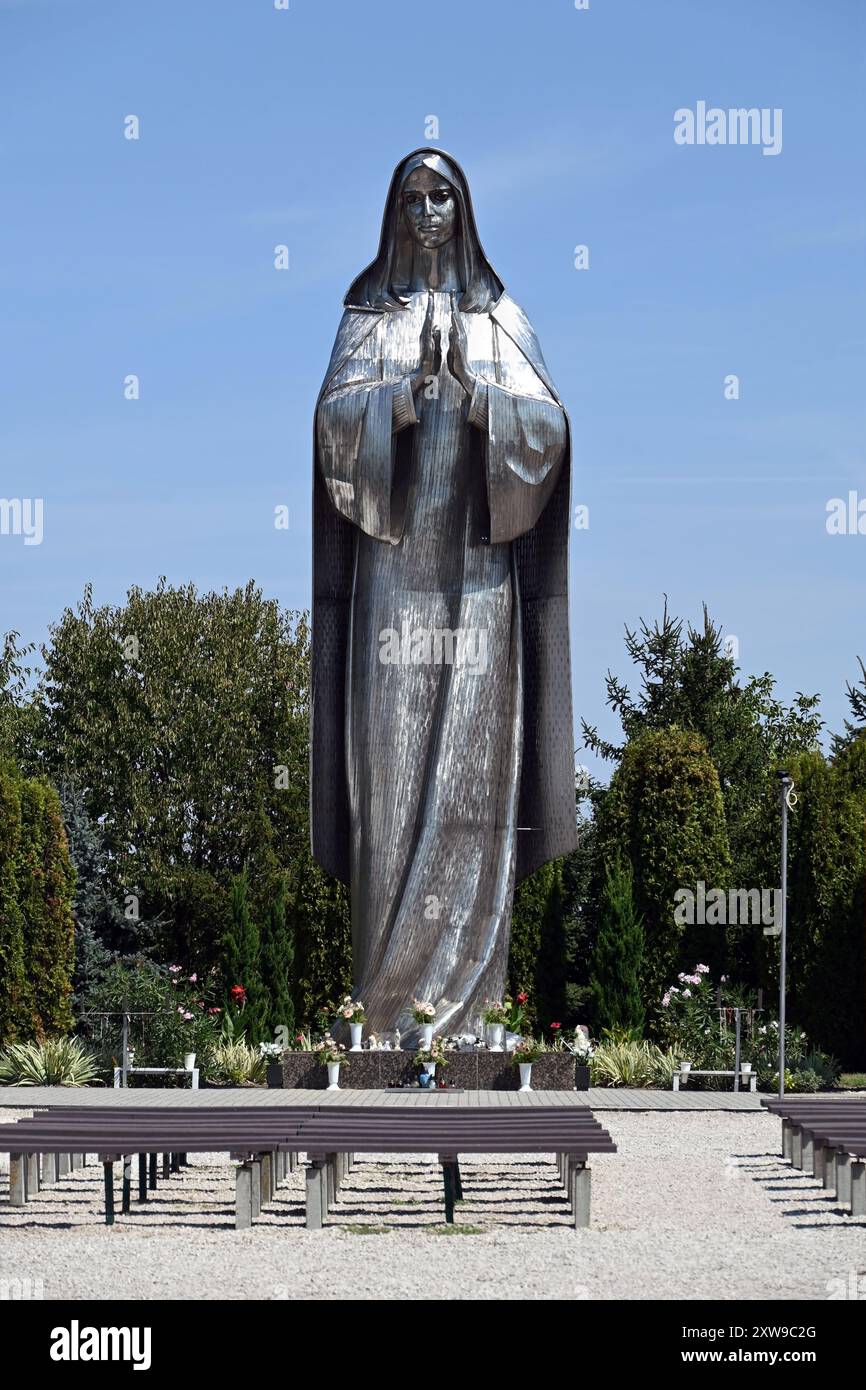Große Statue der Jungfrau Maria aus Edelstahl am Vodica-Mariakert-Schrein in Hercegszántó im Sommer von vorne Stockfoto