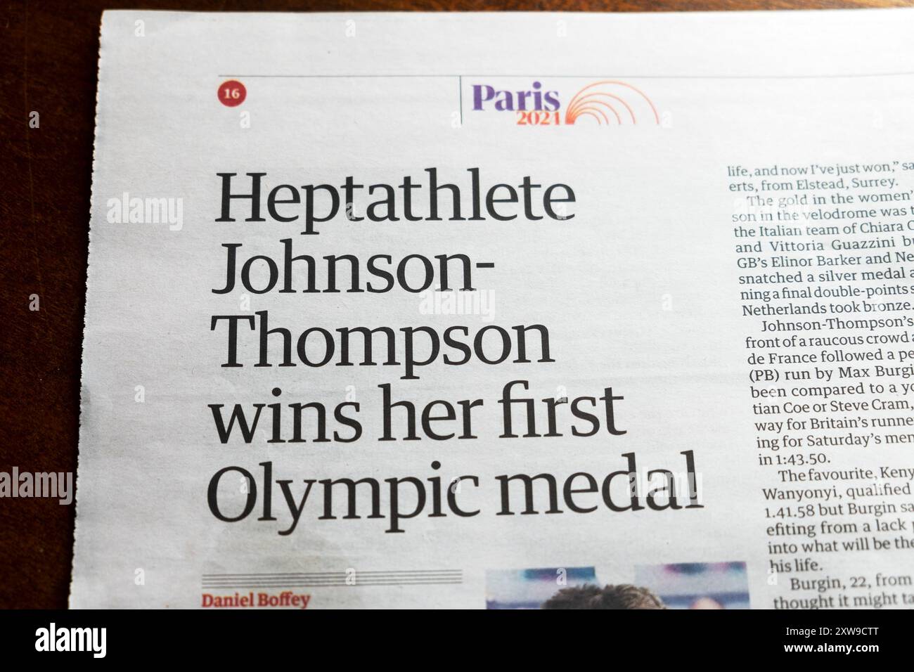 "Heptathlete (Katarina) Johnson-Thompson gewinnt ihre erste Olympiamedaille" Guardian-Zeitung übertitelt Paris Olympics 2024 artikel 10 August 2024 Vereinigtes Königreich Stockfoto