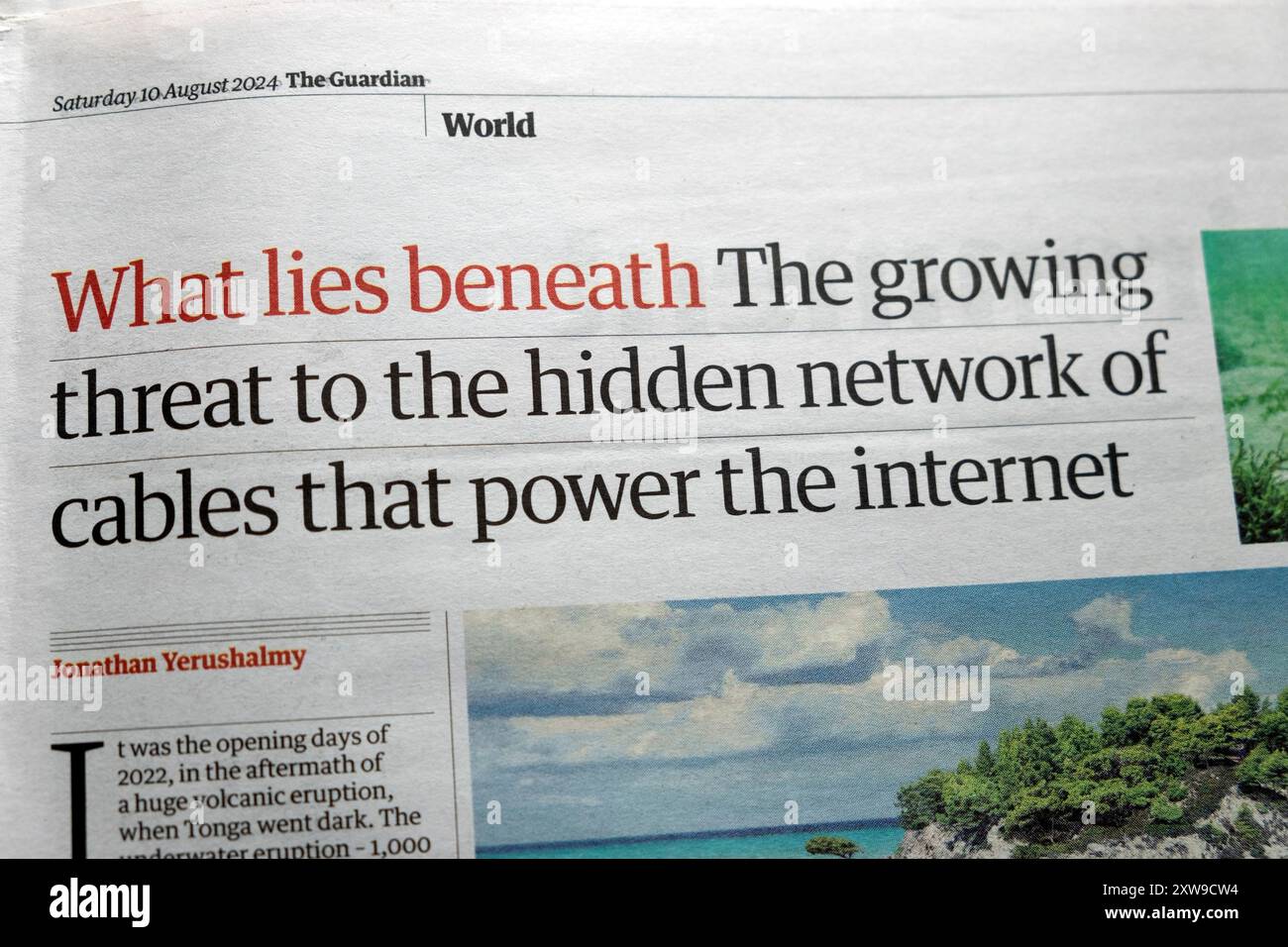 „Die wachsende Bedrohung für das versteckte Netzwerk von Kabeln, die das Internet betreiben“, titelte Zeitung Guardian artikel 10 August 2024 London UK Stockfoto