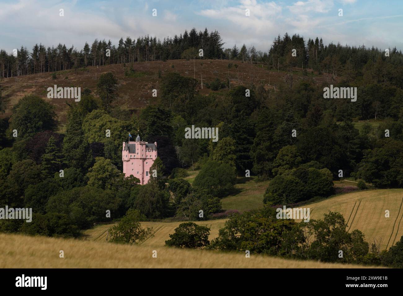 Craigievar Castle ist eine ikonische schottische Burg in rosa in Aberdeenshire, Schottland. Stockfoto