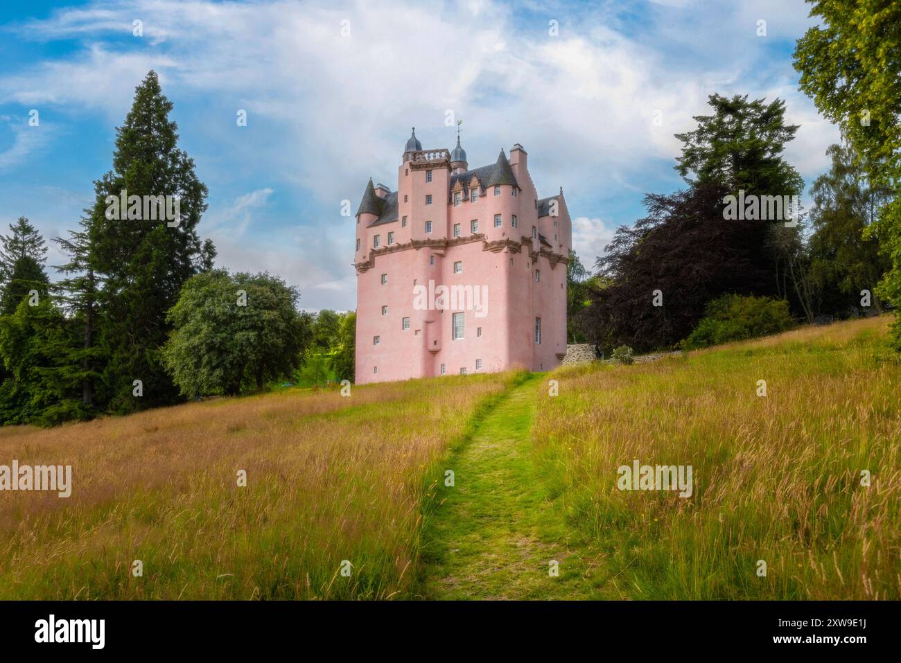 Craigievar Castle ist eine ikonische schottische Burg in rosa in Aberdeenshire, Schottland. Stockfoto