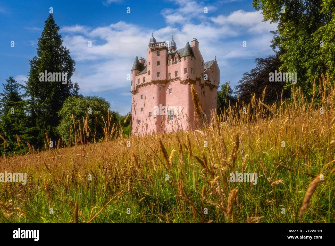 Craigievar Castle ist eine ikonische schottische Burg in rosa in Aberdeenshire, Schottland. Stockfoto