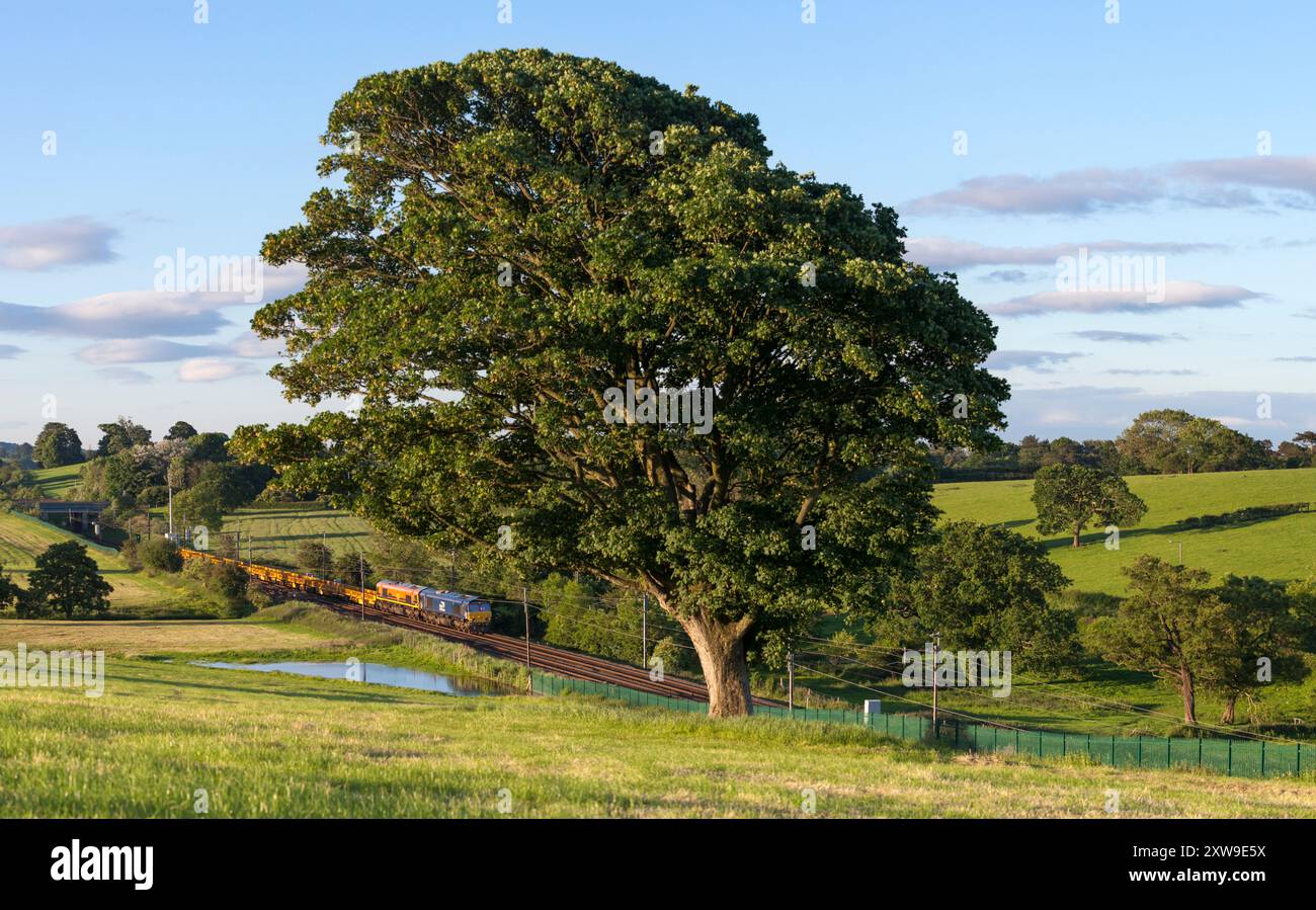 Direct Rail Services Baureihe 66 Lokomotiveon der Hauptstrecke an der Westküste in Lancashire mit einem Güterzug, der Material für Network Rail transportiert Stockfoto