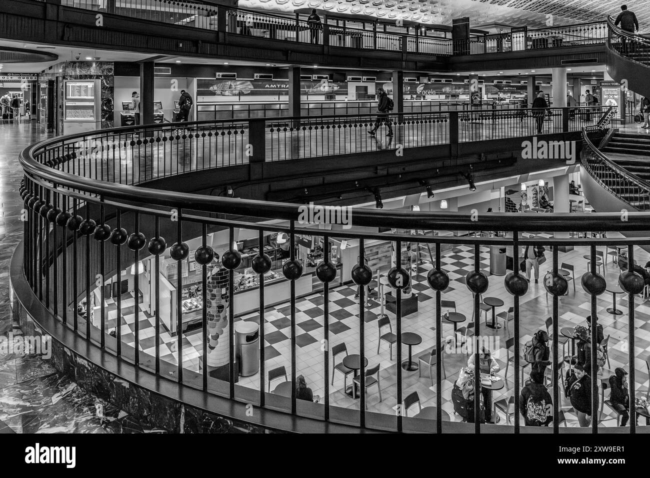 Washington DC – USA – 22. März 2024 Schwarzweiß-Innenansicht der Amtrak-Ticketfenster und der Treppe, die zum Food Court an der Hist führt Stockfoto