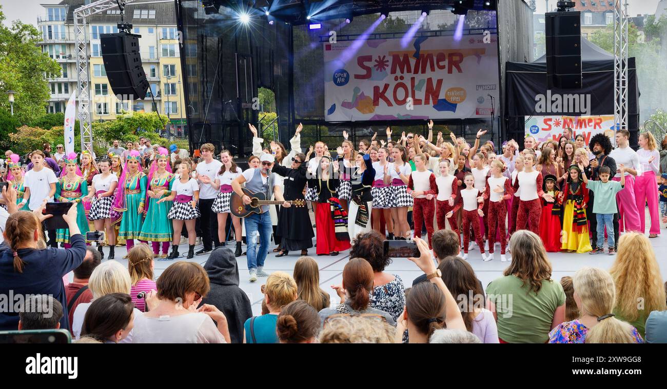 Köln, Deutschland 18. August 2024: Sommerfestival Köln im Mediapark mit KÖLNtanz - Tänze aus aller Welt Stockfoto Köln, Deutschland 18. August 2024: Sommerfestival Köln im Mediapark mit KÖLNtanz - Tänze aus aller Welt Stockfoto