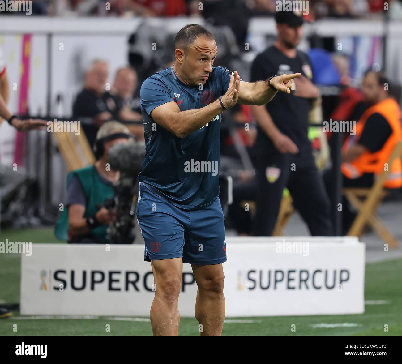 Assistenztrainer Sebastian Parrilla (Leverkusen), Leverkusen, Deutschland. August 2024. Supercup, Bayer 04 Leverkusen - VfB Stuttgart. Quelle: Jürgen Schwarz/Alamy Live News Stockfoto