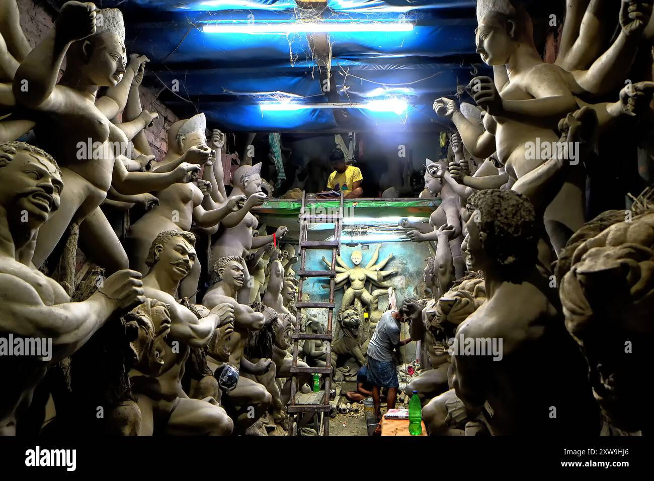 Kalkutta, Indien. August 2024. Idole der Hindu-Göttin Durga werden in einem Geschäft in der Gegend von Kumortuli während der Vorbereitung auf das größte Hindu-Festival Durga Puja gezeigt. Das Ganesh Chaturthi Festival ist das jährliche Gottesfest der Hindus und es wird angenommen, dass Lord Ganesha der Gott der Neuanfänge und der Beseitigung von Hindernissen sowie der Gott der Weisheit, Intelligenz, des Reiches und des Wohlstands ist. Quelle: SOPA Images Limited/Alamy Live News Stockfoto