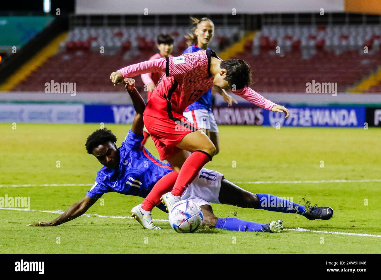 Dayeong Ko aus Korea und Vicki Becho aus Frankreich während der FIFA U-20-Frauen-Weltmeisterschaft Costa Rica spielen am 17. August das Spiel Frankreich gegen Korea Stockfoto