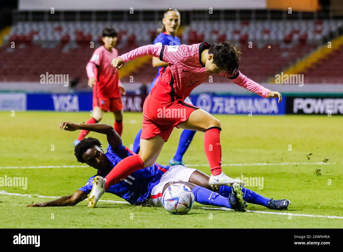 Dayeong Ko aus Korea und Vicki Becho aus Frankreich während der FIFA U-20-Frauen-Weltmeisterschaft Costa Rica spielen am 17. August das Spiel Frankreich gegen Korea Stockfoto