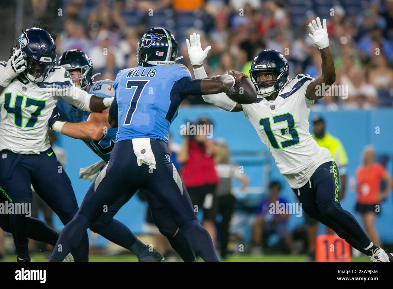 Nashville, USA. August 2024. Seattle Seahawks Safety Marquise Blair holt sich den Ball, als der Tennessee Titans Quarterback Malik Willis (7) einen Pass wirft. Die Seattle Seahawks spielen am 17. August 2024 im Nissan Stadium in Nashville, Tennessee, gegen die Tennessee Titans. (Foto: Kindell Buchanan/SIPA USA) Credit: SIPA USA/Alamy Live News Stockfoto