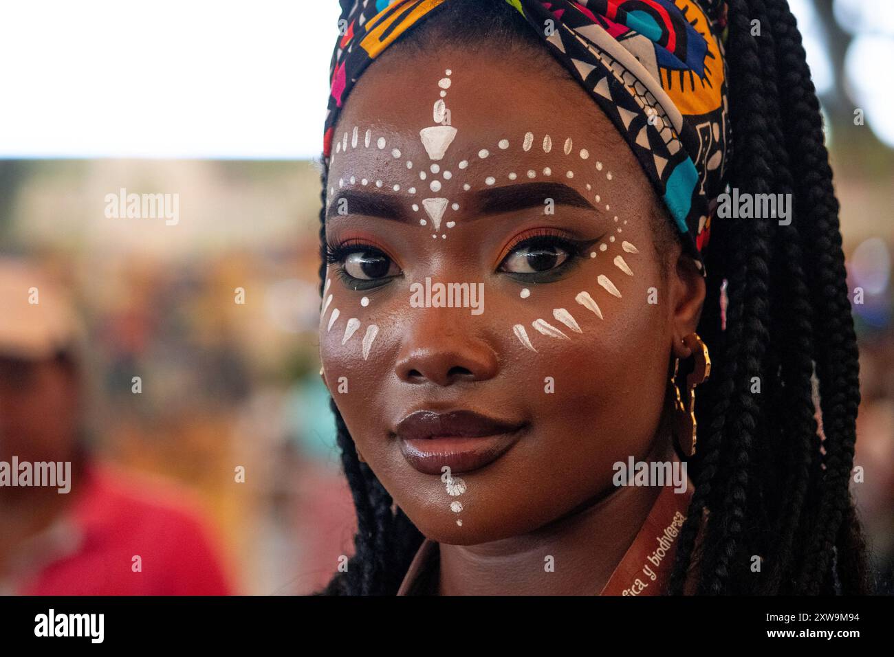 Cali, Kolumbien. August 2024. Die Teilnehmer nehmen am 16. August 2024 am Petronio Alvarez Festival in Cali, Kolumbien, Teil. Foto: Sebastian Marmolejo/Long Visual Press Credit: Long Visual Press/Alamy Live News Stockfoto