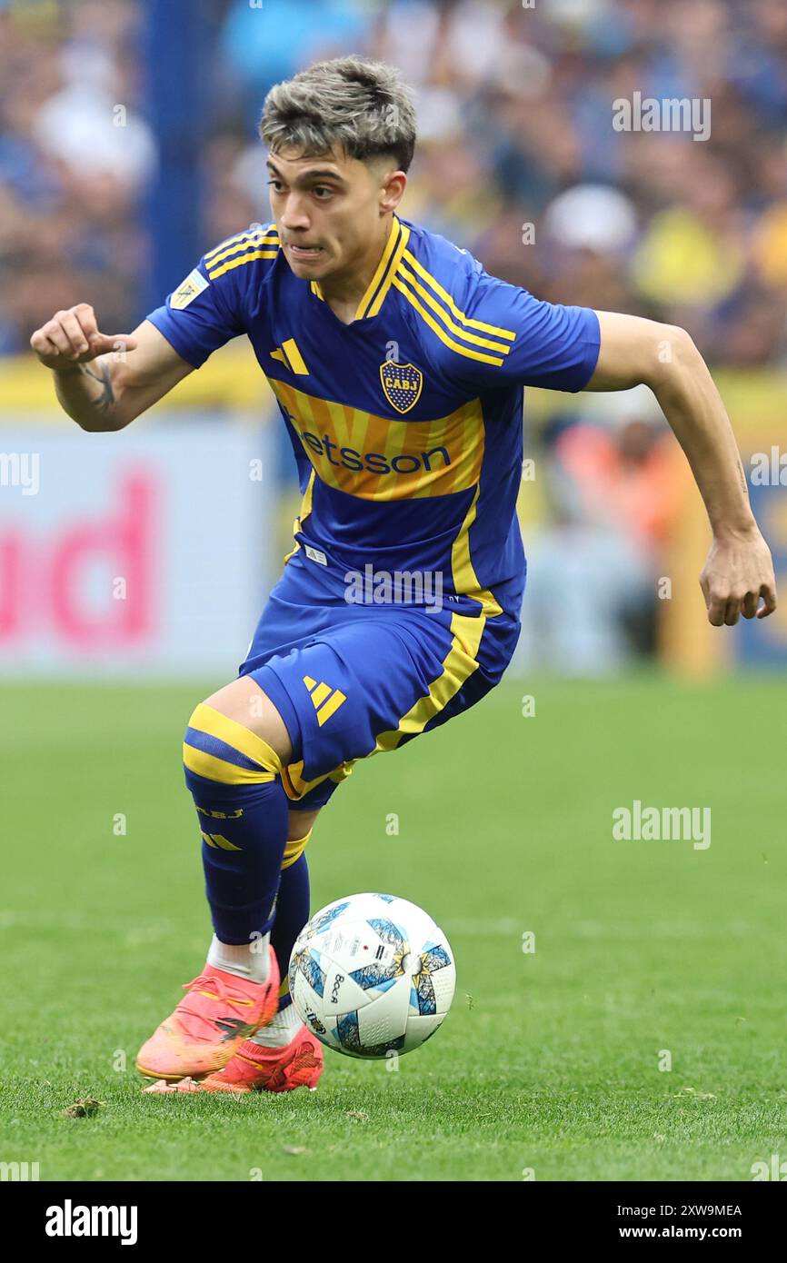 Ezequiel Zeballos, der Stürmer der Boca Juniors, blickt am 18. August 2024 beim Argentine Professional Football League-Turnier Cesar Luis Menotti gegen San Lorenzo im La Bombonera Stadion in Buenos Aires 2024 auf. Stockfoto