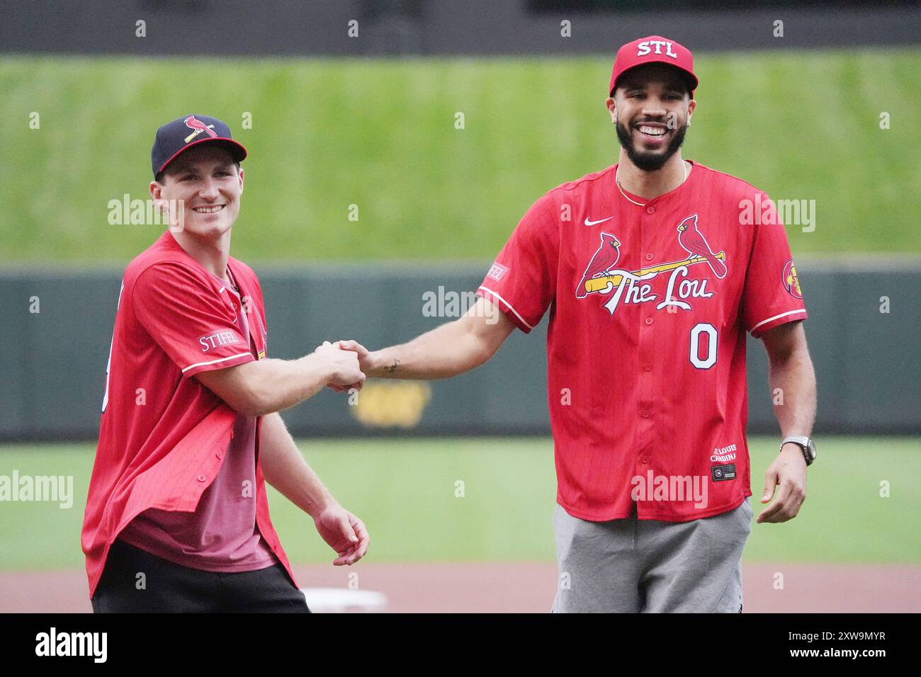 St. Louis, Usa. August 2024. NBA-Weltmeister Jayson Tatum (R) und Stanley-Cup-Champion Matthew Tkachuk schütteln sich die Hände, nachdem sie vor den Los Angeles Dodgers die ersten Plätze geworfen haben Louis Cardinals Baseballspiel im Busch Stadium in St. Louis am Sonntag, 18. August 2024. Tatum, Mitglied der Boston Celtics und Tkachuk, ein Florida Panther, besuchten beide zur gleichen Zeit dieselbe St. Louis High School. Foto: Bill Greenblatt/UPI Credit: UPI/Alamy Live News Stockfoto