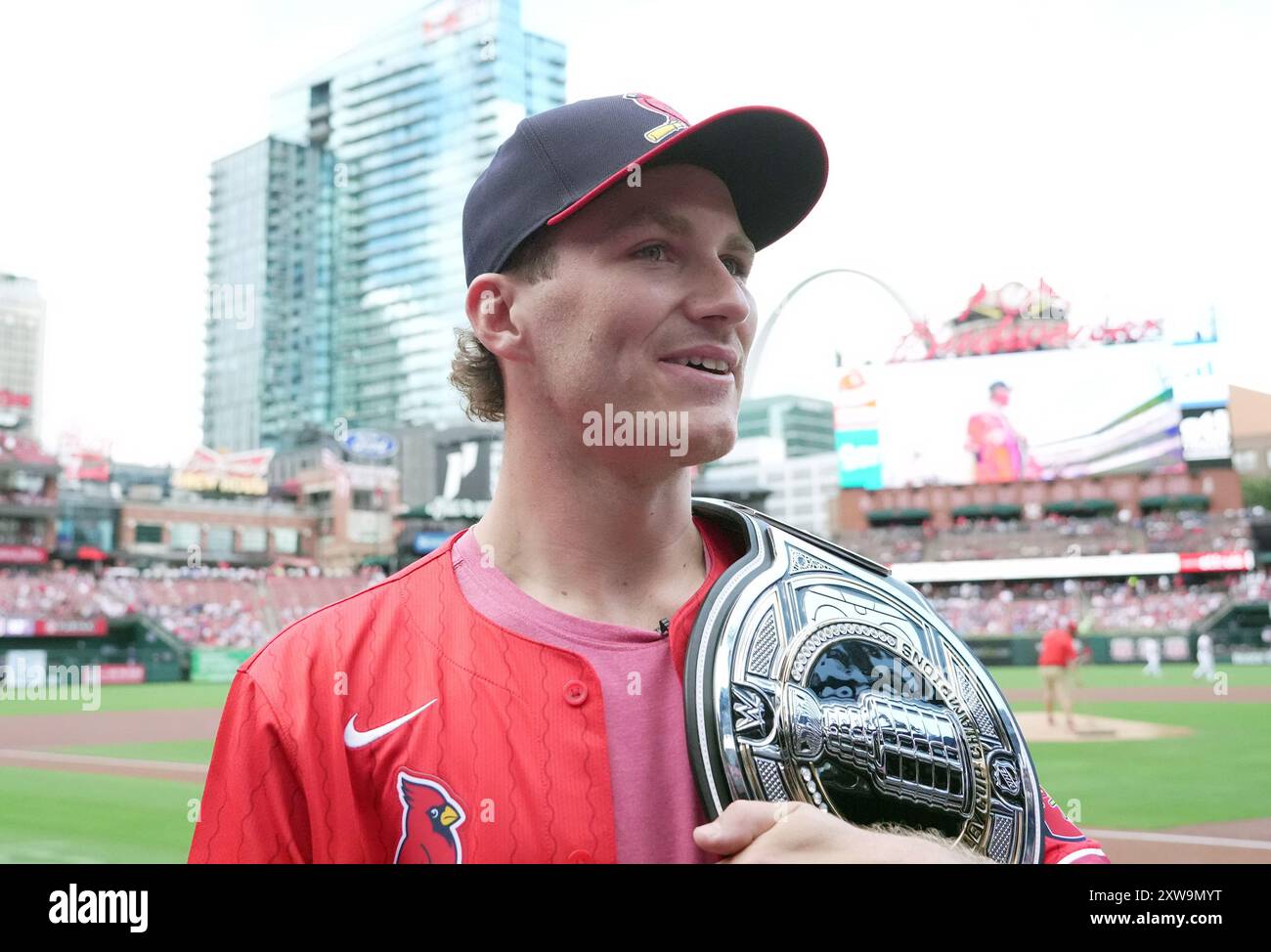 St. Louis, Usa. August 2024. Matthew Tkachuk, der Stanley Cup Champion Florida Panthers, verlässt das Feld, nachdem er ein zeremonielles erstes Feld vor den Los Angeles Dodgers -St. geworfen hat Louis Cardinals Baseballspiel im Busch Stadium in St. Louis am Sonntag, 18. August 2024. Foto: Bill Greenblatt/UPI Credit: UPI/Alamy Live News Stockfoto
