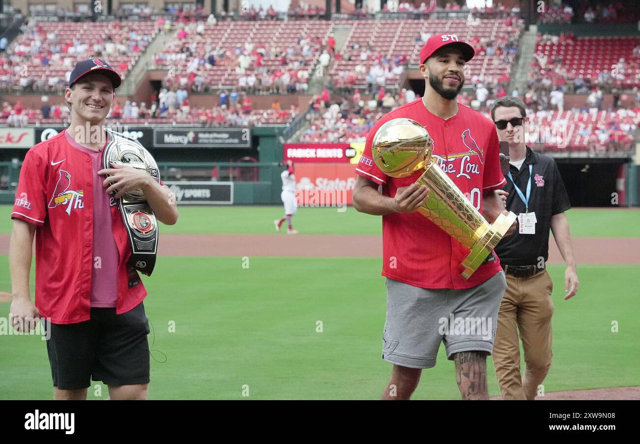 St. Louis, Usa. August 2024. NBA-Weltmeister Jayson Tatum (R) und Stanley-Cup-Champion Matthew Tkachuk verlassen das Feld, nachdem sie vor den Los Angeles Dodgers -St. die ersten Ränge geworfen haben Louis Cardinals Baseballspiel im Busch Stadium in St. Louis am Sonntag, 18. August 2024. Tatum, Mitglied der Boston Celtics und Tkachuk, ein Florida Panther, besuchten beide zur gleichen Zeit dieselbe St. Louis High School. Foto: Bill Greenblatt/UPI Credit: UPI/Alamy Live News Stockfoto