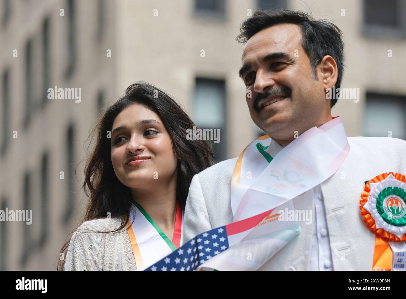 NEW YORK, NY - 18. AUGUST: Schauspieler Pankaj Tripathi winkt der Menge während der 42. India Day Parade der FIA am 18. August 2024 in New York. Die jährliche Parade, die Indiens Unabhängigkeit feierte, bot kulturelle Darbietungen, farbenfrohe Wagen und eine große Ausstellung des indischen Erbes. Foto: Luiz Rampelotto/EuropaNewswire Stockfoto