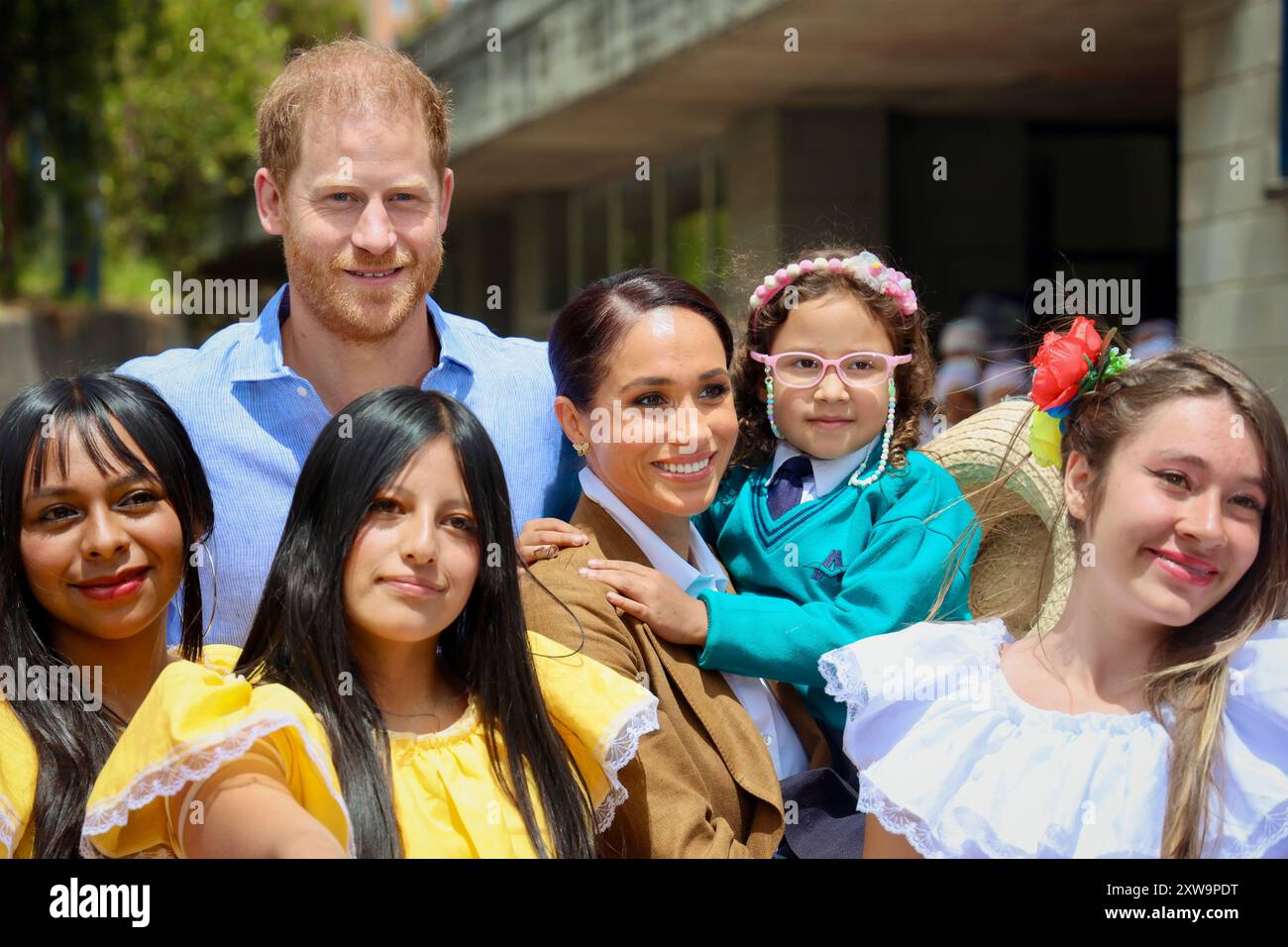 Kolumbien. August 2024. HINWEIS DER REDAKTION: HANDOUT – OBLIGATORISCHER VERMERK: PRINZ HARRY, Duke of Sussex und MEGHAN, Duchess of Sussex posieren für ein Foto während ihres offiziellen Besuchs in Bogota, Kolumbien, 16. August 2024. Foto: Kolumbianische Vizepräsidentschaft/Long Visual Press Credit: Long Visual Press/Alamy Live News Stockfoto