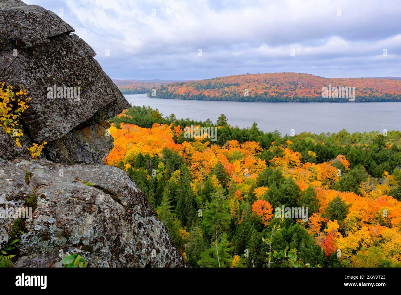 Canadian Shield, Rock Lake, Booth's Rock Trail Lookout, Algonquin Provincial Park Highlands Granit Felsformation, Herbst, Ontario Hike Canada Stockfoto