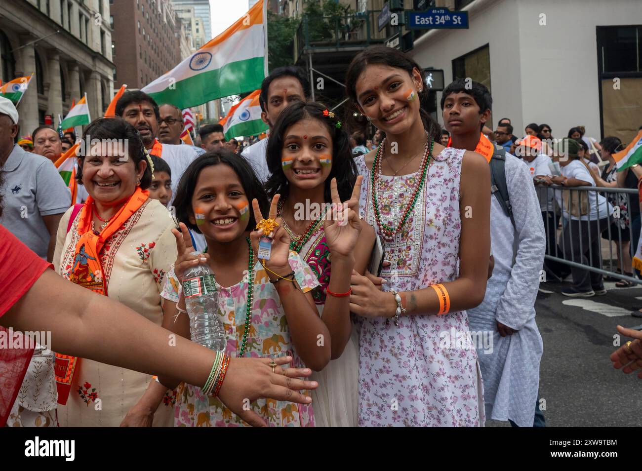 New York, Usa. August 2024. NEW YORK, NEW YORK – 18. AUGUST 2024: Kinder nehmen an der 42. India Day Parade auf der Madison Avenue Teil. Die Parade feiert Indiens Kultur, Folklore und Traditionen. Quelle: Ron Adar/Alamy Live News Stockfoto