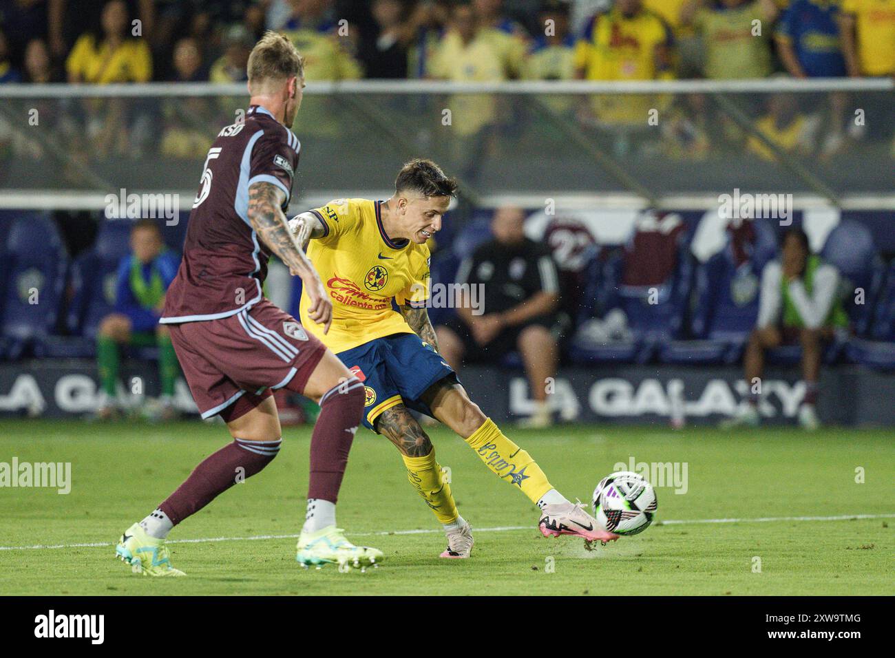 América-Mittelfeldspieler Brian Rodríguez (7) trifft während eines Viertelfinales-Liga-Cup-Spiels Saturd gegen den Colorado Rapids-Verteidiger Andreas Maxsø (5) Stockfoto