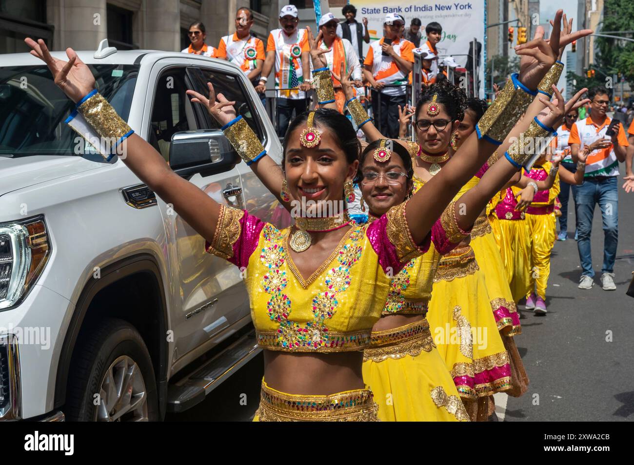 New York, New York, USA. August 2024. (NEU) 42. Jährliche Parade zum Indianertag 2024. 18. August 2024, New York, USA: Teilnehmer in traditioneller Kleidung marschieren bei der 42. India Day Parade auf der Madison Avenue am 18. August 2024 in New York City. Die Parade feiert Indiens Kultur, Folklore und Traditionen. (Foto: M10s/TheNews2) (Foto: M10s/Thenews2/Zumapress) (Bild: © Ron Adar/TheNEWS2 Via ZUMA Press Wire) NUR ZUR REDAKTIONELLEN VERWENDUNG! Nicht für kommerzielle ZWECKE! Stockfoto