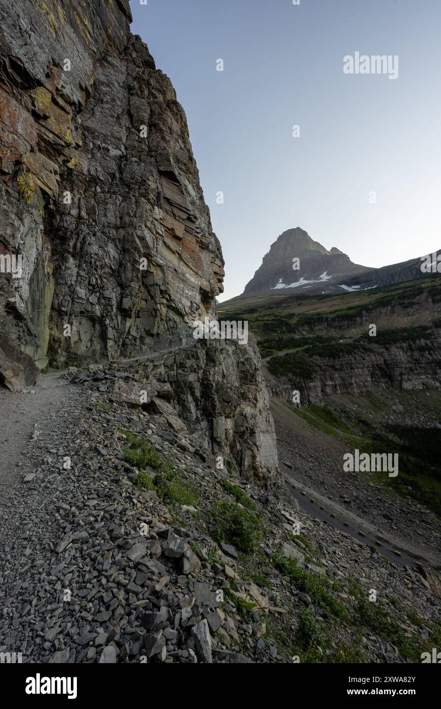 Der leere Highline Trail führt hinauf zum Logan Pass im Glacier National Park Stockfoto