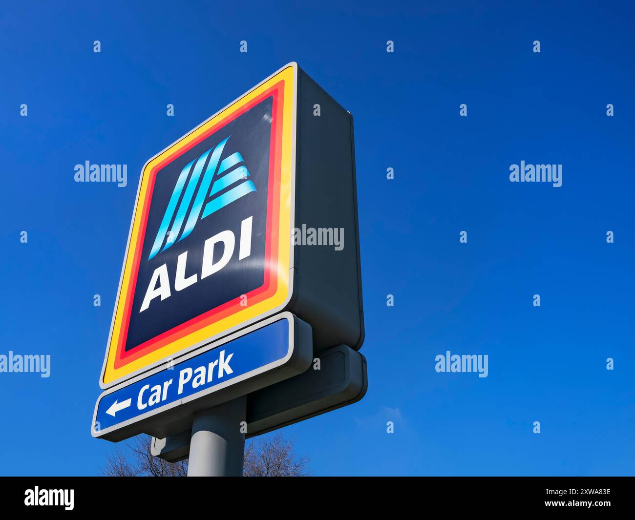 Ballarat Australia/Aldi Supermarket Logo und Schild vor blauem Himmel. Stockfoto