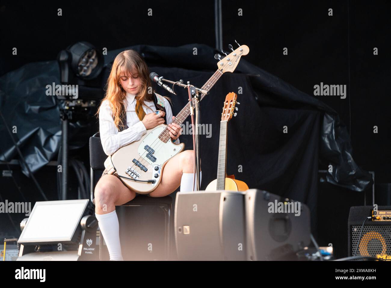 GREEN MAN FESTIVAL, BRECON, WALES, Großbritannien – 18. AUGUST 2024: Tyler Hyde Bassist und Sänger der Band Black Country, New Road spielen die Mountain Stage. Tag des Green man Festivals 2024 im Glanusk Park, Brecon, Wales. Foto: Rob Watkins/Alamy Live News. Stockfoto