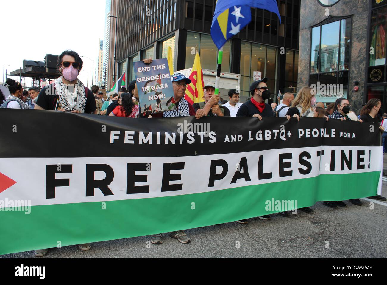 Feministen und LGBTQ-Leute für ein freies palästinensisches Banner bei einem Protest auf dem Demokratischen Nationalkonvent 2024 Stockfoto