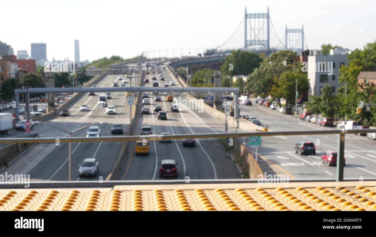 Triborough Bridge in Astoria, Robert F. Kennedy Bridge, New York City. Autoverkehr auf der Straße, mehrspurige Transportautobahn von einer erhöhten U-Bahn-Station in Queens in der Nähe von Ditmars Steinway, NYC, USA. Stockfoto