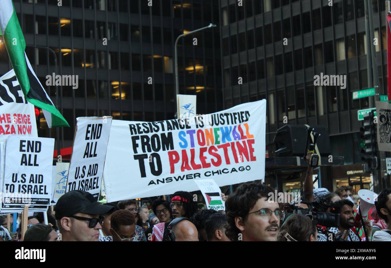 Der Widerstand ist von Stonewall bis Palästina-Banner bei Protesten der Demokratischen Nationalversammlung in Chicago gerechtfertigt Stockfoto