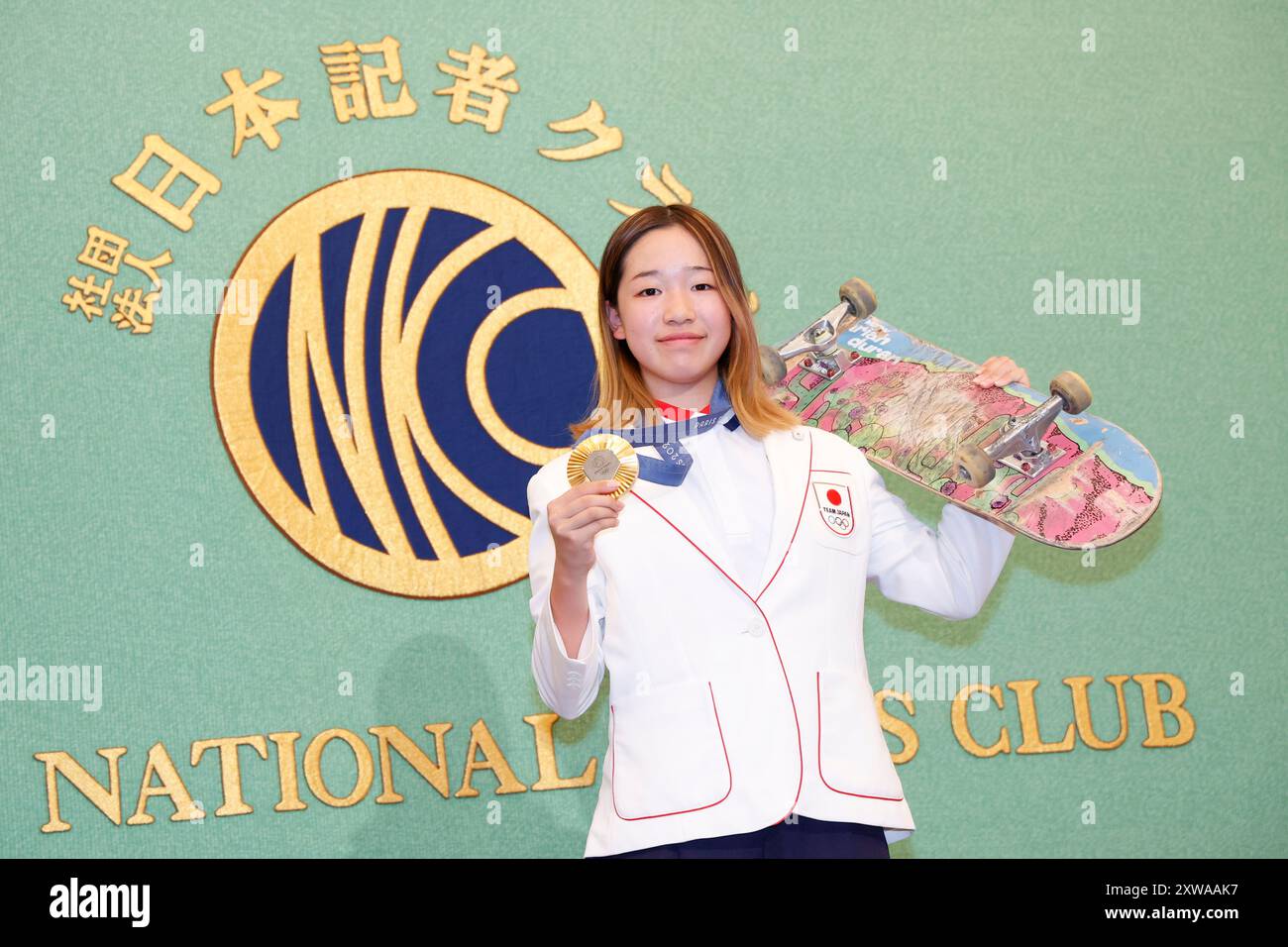 Tokio, Japan. August 2024. Der Pariser Olympiasieger Coco YOSHIZAWA posiert für die Kameras im Japan National Press Club in Tokio. Yoshizawa nahm an einer Pressekonferenz in Tokio Teil, nachdem er 2024 in Paris die Gold-Medaille der Skateboarding-Frauen gewonnen hatte. (Kreditbild: © Rodrigo Reyes Marin/ZUMA Press Wire) NUR REDAKTIONELLE VERWENDUNG! Nicht für kommerzielle ZWECKE! Stockfoto