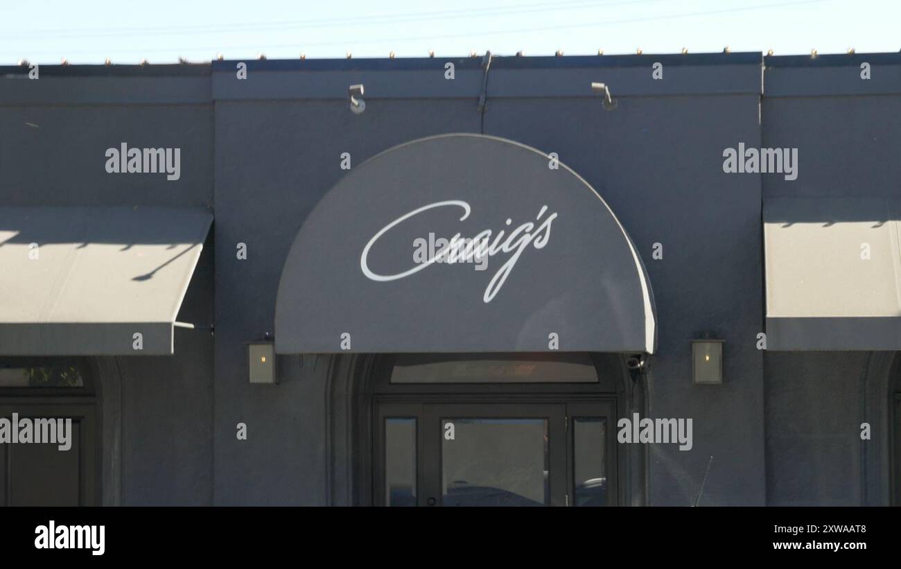 West Hollywood, Kalifornien, USA 18. August 2024 Craig's Restaurant in 8826 Melrose Avenue am 18. August 2024 in West Hollywood, Kalifornien, USA. Zu den Kunden gehören: Cher, Kit Harrington, Brad Pitt, Lady Gaga, Jennifer Lopez, Harry Styles, Emma Stone, Leonardo DiCaprio, Ryan Phillippe, Rod Stewart, Cedric Der Entertainer, Lea Michelle, Jennifer Lawrence, Charlize Theron, Jennifer Aniston, Christina Aguilera, Tatum O'Neal, Bryan Cranston, Sidney Poitier, Kylie Jenner, Kris Jenner, Ben Affleck, Lisa Kudrow, Diane Lane, Helen Hunt, Kate Beckinsale, Kate Hudson, Jane Fonda, Sofia Vergara, Ellen Degen Stockfoto