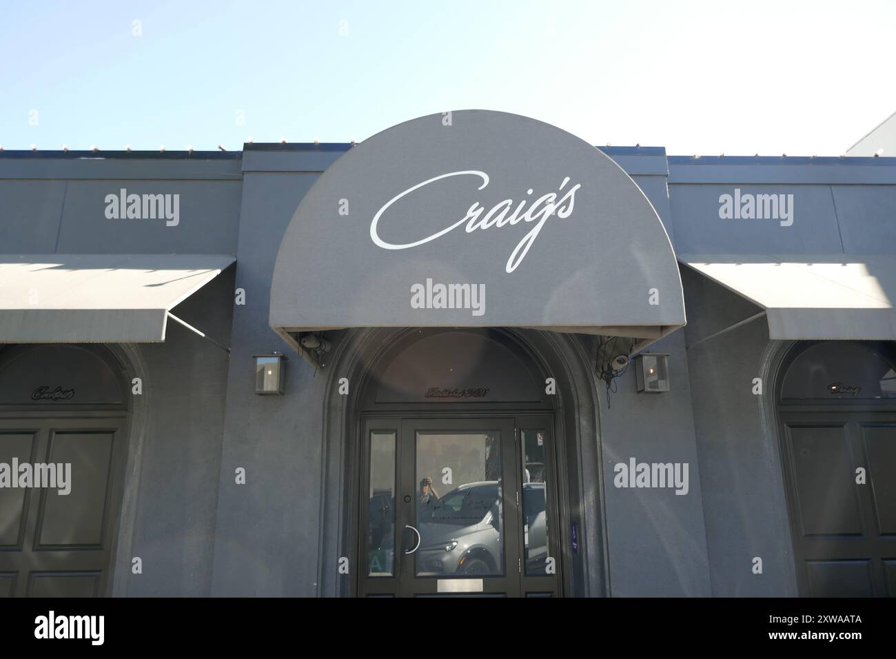 West Hollywood, Kalifornien, USA 18. August 2024 Craig's Restaurant in 8826 Melrose Avenue am 18. August 2024 in West Hollywood, Kalifornien, USA. Zu den Kunden gehören: Cher, Kit Harrington, Brad Pitt, Lady Gaga, Jennifer Lopez, Harry Styles, Emma Stone, Leonardo DiCaprio, Ryan Phillippe, Rod Stewart, Cedric Der Entertainer, Lea Michelle, Jennifer Lawrence, Charlize Theron, Jennifer Aniston, Christina Aguilera, Tatum O'Neal, Bryan Cranston, Sidney Poitier, Kylie Jenner, Kris Jenner, Ben Affleck, Lisa Kudrow, Diane Lane, Helen Hunt, Kate Beckinsale, Kate Hudson, Jane Fonda, Sofia Vergara, Ellen Degen Stockfoto