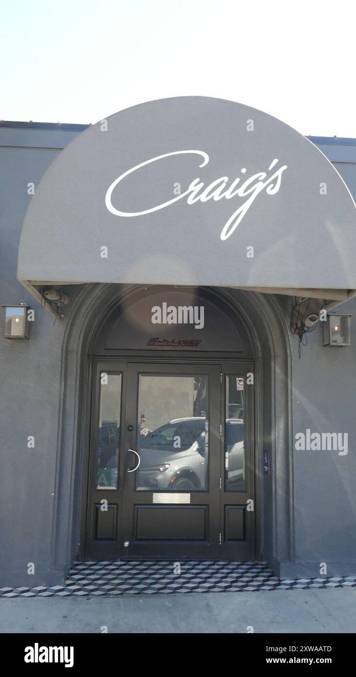 West Hollywood, Kalifornien, USA 18. August 2024 Craig's Restaurant in 8826 Melrose Avenue am 18. August 2024 in West Hollywood, Kalifornien, USA. Zu den Kunden gehören: Cher, Kit Harrington, Brad Pitt, Lady Gaga, Jennifer Lopez, Harry Styles, Emma Stone, Leonardo DiCaprio, Ryan Phillippe, Rod Stewart, Cedric Der Entertainer, Lea Michelle, Jennifer Lawrence, Charlize Theron, Jennifer Aniston, Christina Aguilera, Tatum O'Neal, Bryan Cranston, Sidney Poitier, Kylie Jenner, Kris Jenner, Ben Affleck, Lisa Kudrow, Diane Lane, Helen Hunt, Kate Beckinsale, Kate Hudson, Jane Fonda, Sofia Vergara, Ellen Degen Stockfoto