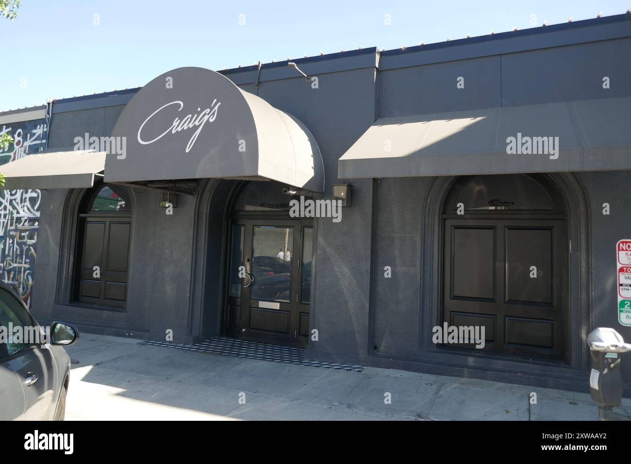 West Hollywood, Kalifornien, USA 18. August 2024 Craig's Restaurant in 8826 Melrose Avenue am 18. August 2024 in West Hollywood, Kalifornien, USA. Zu den Kunden gehören: Cher, Kit Harrington, Brad Pitt, Lady Gaga, Jennifer Lopez, Harry Styles, Emma Stone, Leonardo DiCaprio, Ryan Phillippe, Rod Stewart, Cedric Der Entertainer, Lea Michelle, Jennifer Lawrence, Charlize Theron, Jennifer Aniston, Christina Aguilera, Tatum O'Neal, Bryan Cranston, Sidney Poitier, Kylie Jenner, Kris Jenner, Ben Affleck, Lisa Kudrow, Diane Lane, Helen Hunt, Kate Beckinsale, Kate Hudson, Jane Fonda, Sofia Vergara, Ellen Degen Stockfoto