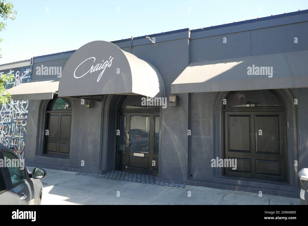 West Hollywood, Kalifornien, USA 18. August 2024 Craig's Restaurant in 8826 Melrose Avenue am 18. August 2024 in West Hollywood, Kalifornien, USA. Zu den Kunden gehören: Cher, Kit Harrington, Brad Pitt, Lady Gaga, Jennifer Lopez, Harry Styles, Emma Stone, Leonardo DiCaprio, Ryan Phillippe, Rod Stewart, Cedric Der Entertainer, Lea Michelle, Jennifer Lawrence, Charlize Theron, Jennifer Aniston, Christina Aguilera, Tatum O'Neal, Bryan Cranston, Sidney Poitier, Kylie Jenner, Kris Jenner, Ben Affleck, Lisa Kudrow, Diane Lane, Helen Hunt, Kate Beckinsale, Kate Hudson, Jane Fonda, Sofia Vergara, Ellen Degen Stockfoto