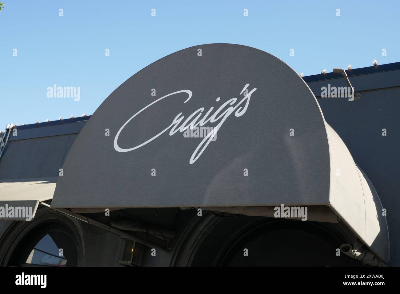 West Hollywood, Kalifornien, USA 18. August 2024 Craig's Restaurant in 8826 Melrose Avenue am 18. August 2024 in West Hollywood, Kalifornien, USA. Zu den Kunden gehören: Cher, Kit Harrington, Brad Pitt, Lady Gaga, Jennifer Lopez, Harry Styles, Emma Stone, Leonardo DiCaprio, Ryan Phillippe, Rod Stewart, Cedric Der Entertainer, Lea Michelle, Jennifer Lawrence, Charlize Theron, Jennifer Aniston, Christina Aguilera, Tatum O'Neal, Bryan Cranston, Sidney Poitier, Kylie Jenner, Kris Jenner, Ben Affleck, Lisa Kudrow, Diane Lane, Helen Hunt, Kate Beckinsale, Kate Hudson, Jane Fonda, Sofia Vergara, Ellen Degen Stockfoto